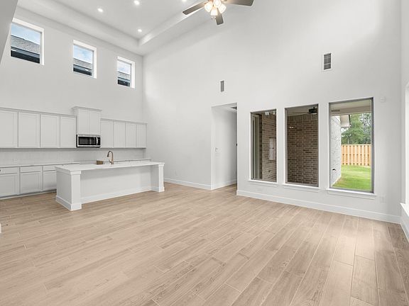 4th image of 613 Buckaroo Dr