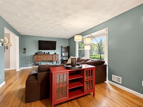 4th image of 776 Lauren Ct