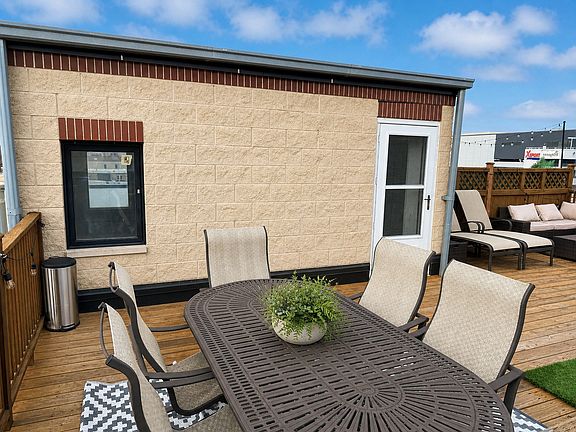 3rd image of 540 W Oakdale Ave APT 4E