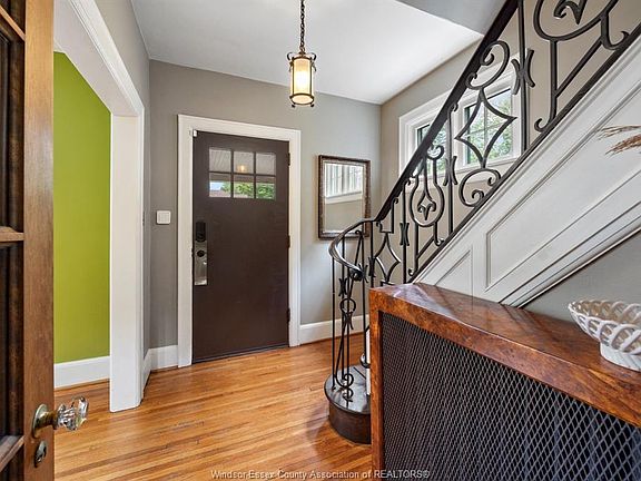 5th image of 1528 Victoria Ave