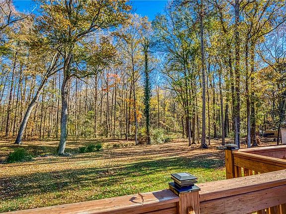 3rd image of 23 Woodland Rd