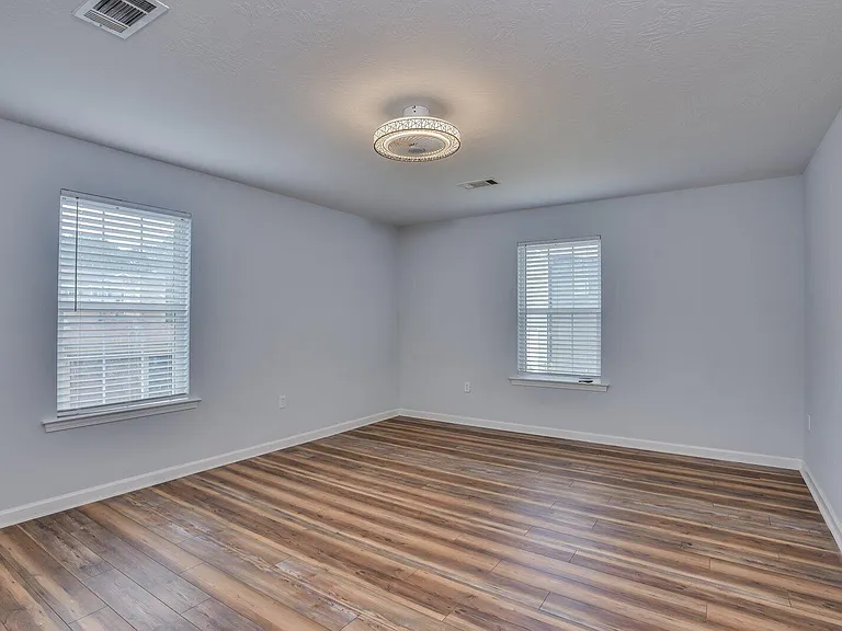 2211 Pleasant Dr — Photo 30