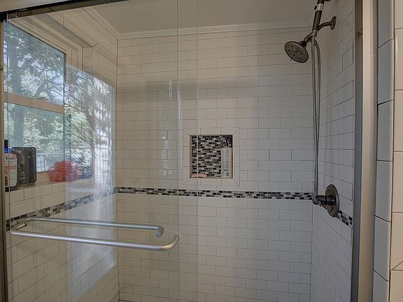 5th image of 905 S Walnut St