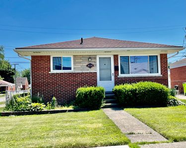 18130 Oak Ave, Eastpointe, MI, 48021