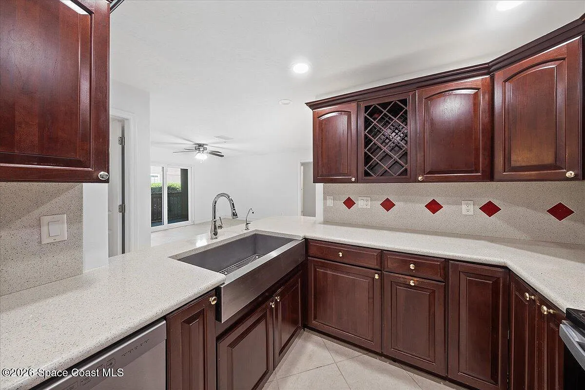 3 bed, 2.0 bath, 1256 sqft, $2,100 — Photo 2