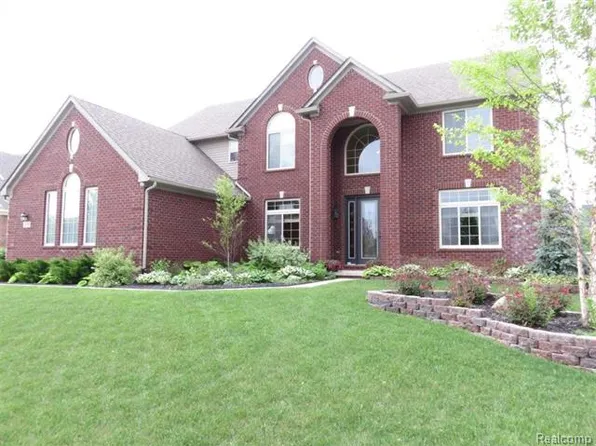 54505 Villagewood Dr, South Lyon, MI 48178