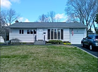 21 Delaware Ave, Commack, NY 11725