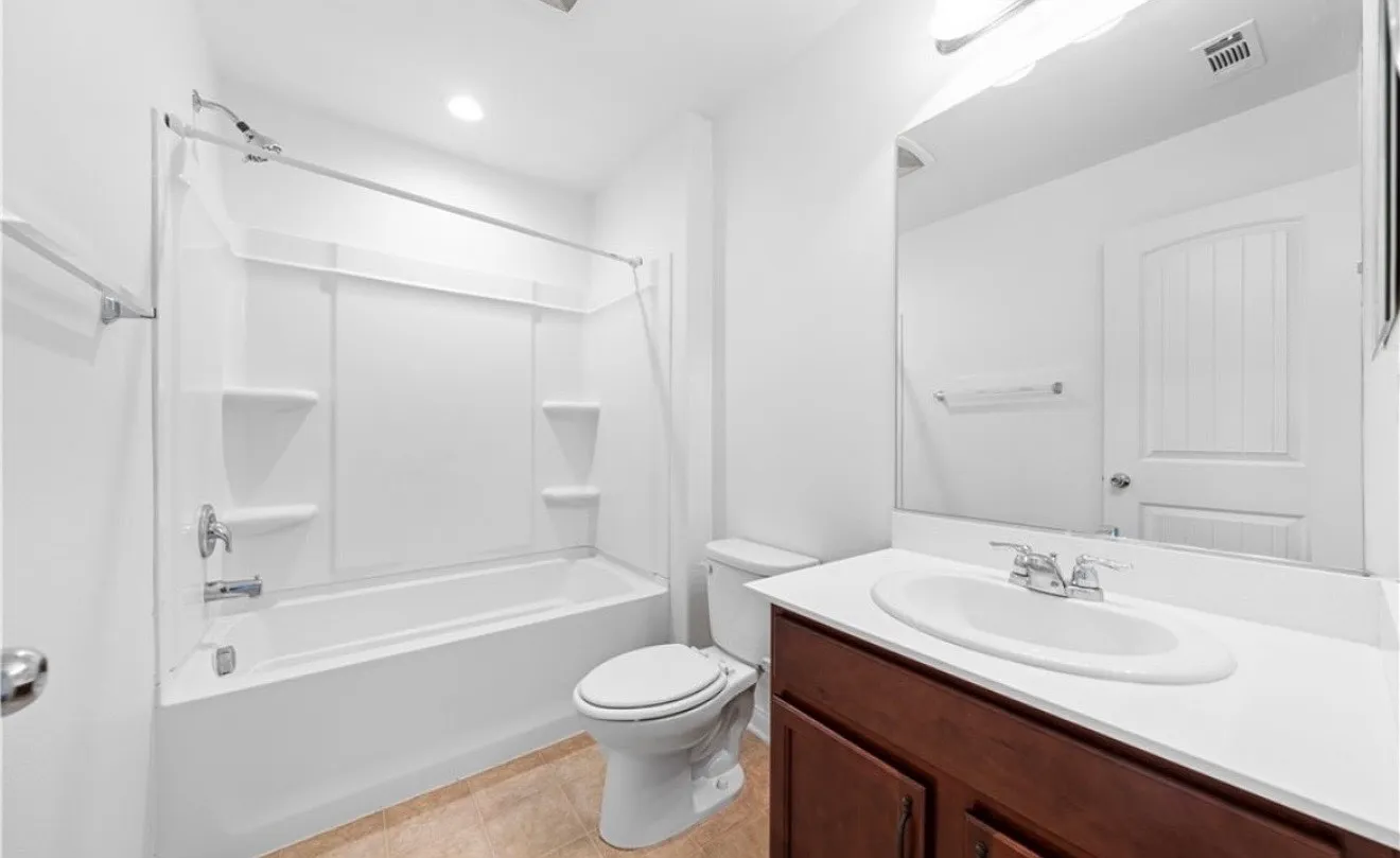 6 bed, 4599 sqft, $1,399 — Photo 2