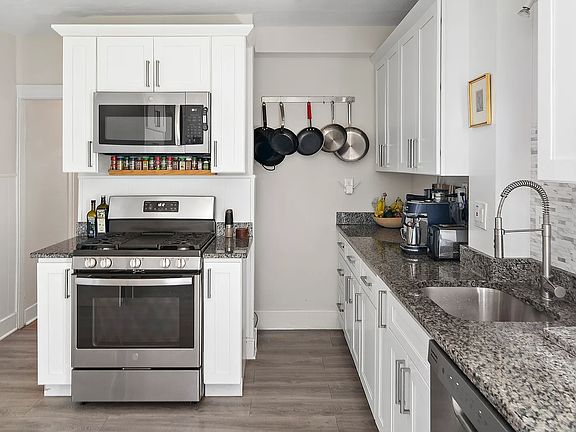 3rd image of 39 Regent St #3
