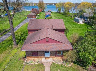 9708 Mandon Rd, White Lake, MI 48386
