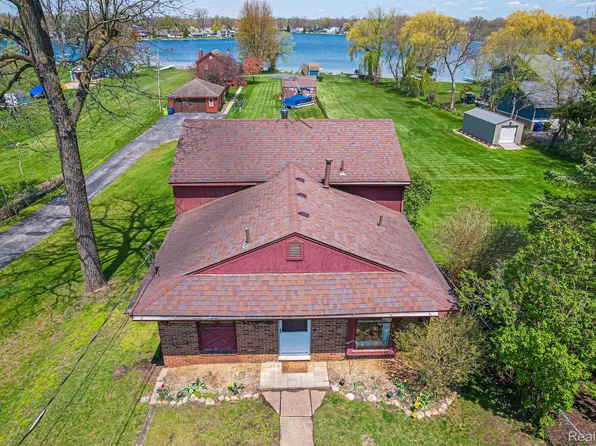 9708 Mandon Rd, White Lake, MI 48386