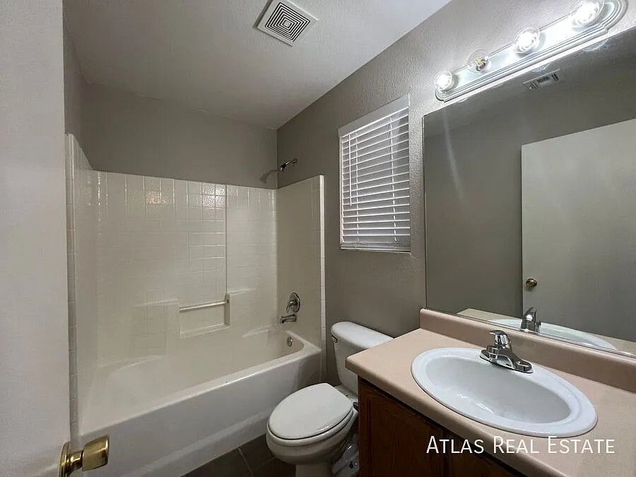 Two Bedroom, two bath with Yard — Photo 2