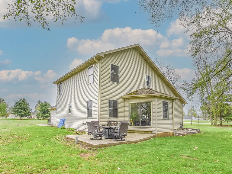 912 Miller Dr — Photo 2