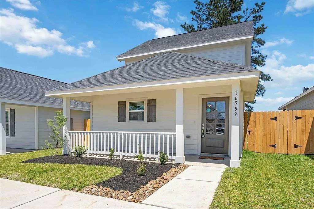 3 bed, 2.0 bath, 1048 sqft, $1,950 — Photo 2