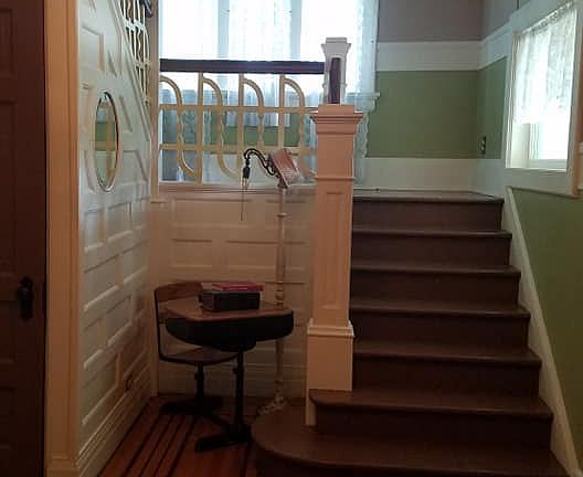 Foyer/Staircase