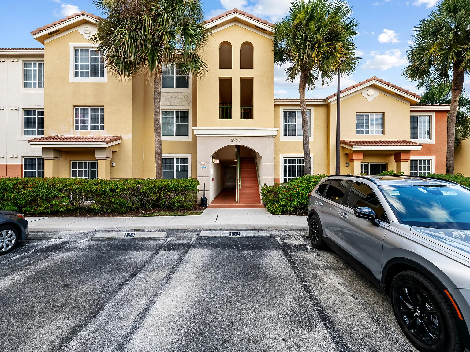 2 bed, 2.0 bath, 904 sqft, $1,950 — Photo 2