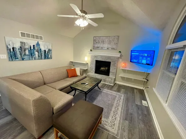 820 NE Bristol Dr, Lees Summit, MO 64086