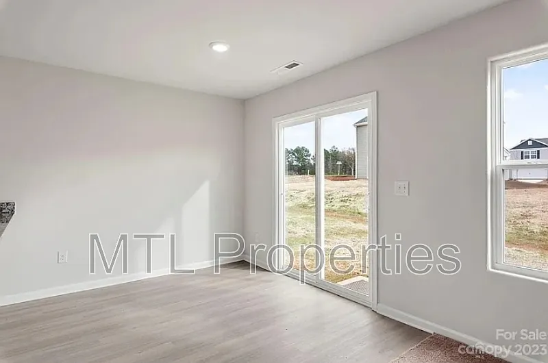 3 bed, 3.0 bath, 1679 sqft, $2,200 — Photo 4