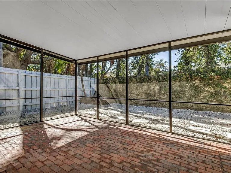 525 Lamara Way NE — Photo 44