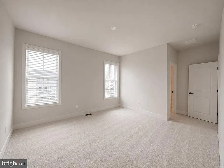 131 Sapphire St — Photo 40
