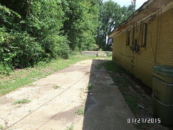 4th image of 122 Eastman Ave