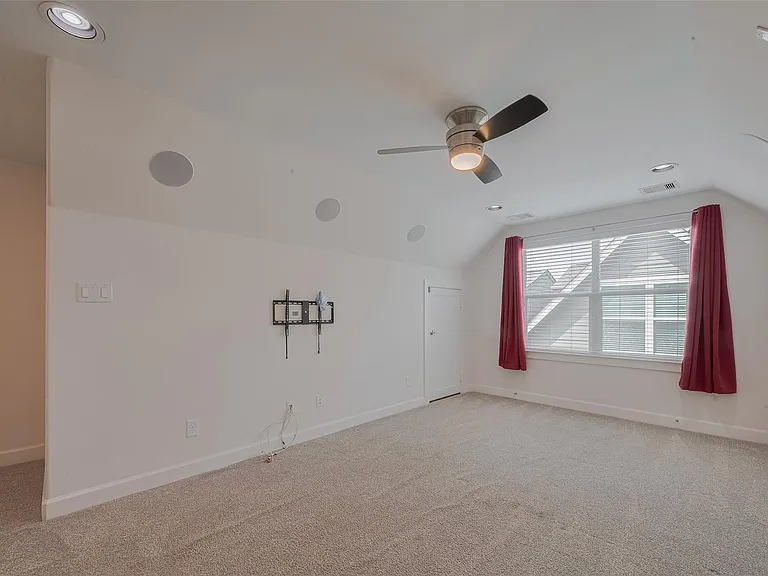854 W 20th St — Photo 30