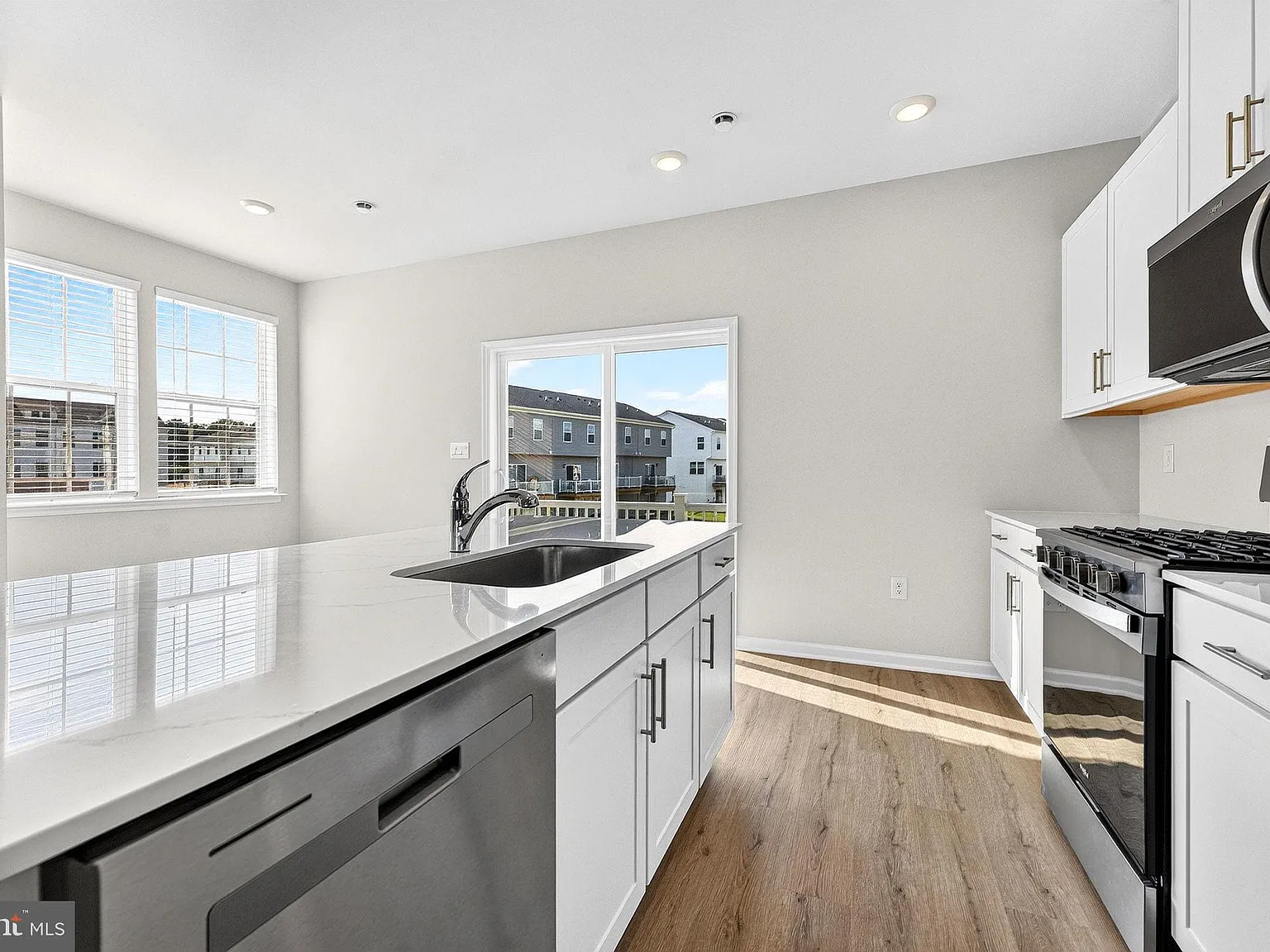 3 bed, 2.5 bath, 1962 sqft, $3,100 — Photo 3