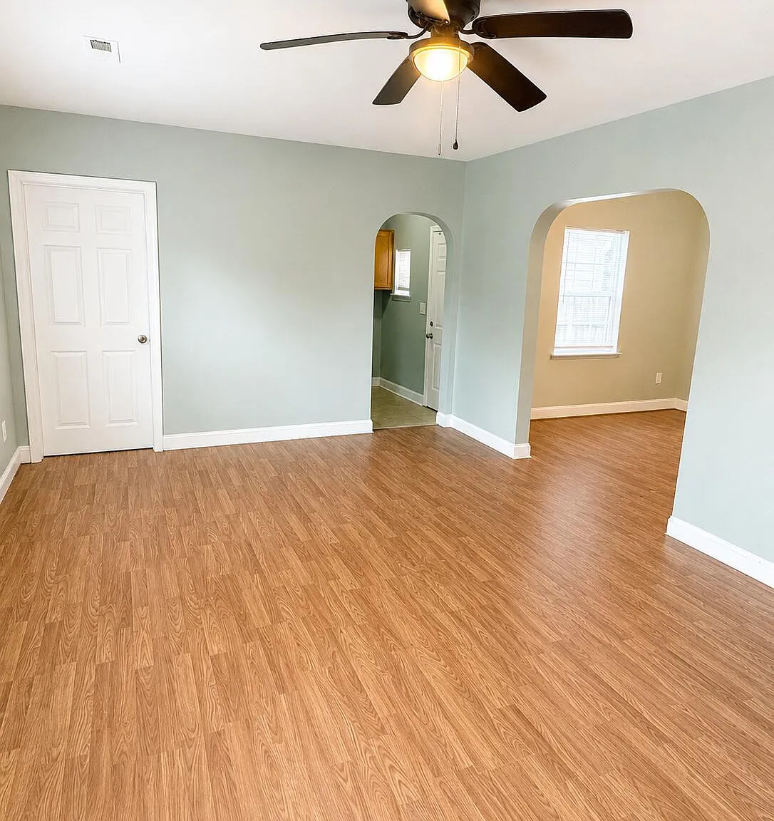 5 bed, 2.5 bath, 1904 sqft, $1,800 — Photo 2