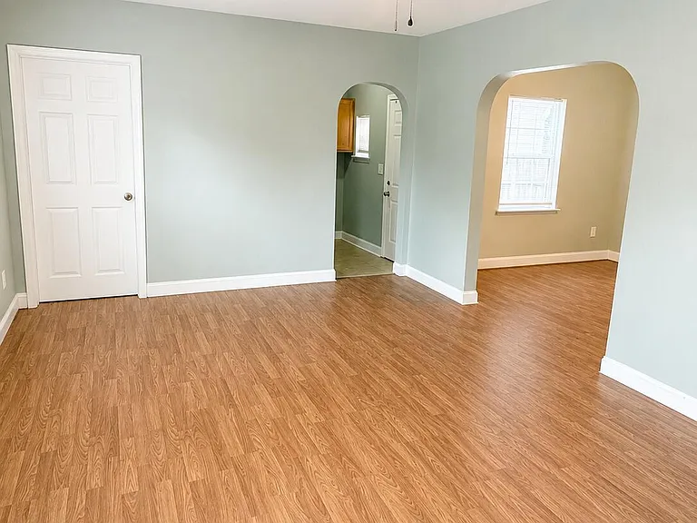 1103 Colonial Ave — Photo 2