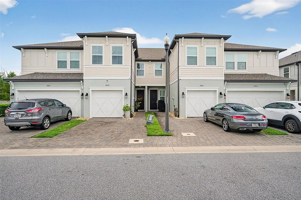 2 bed, 2.5 bath, 1571 sqft, $2,700 — Photo 1