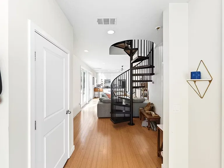 1608 Haskell St #B — Photo 3