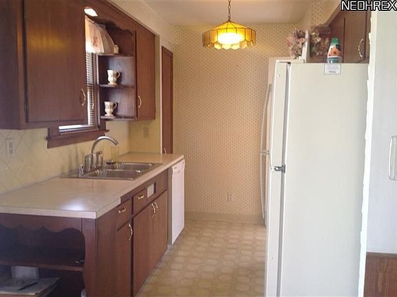 5th image of 405 E 307th St