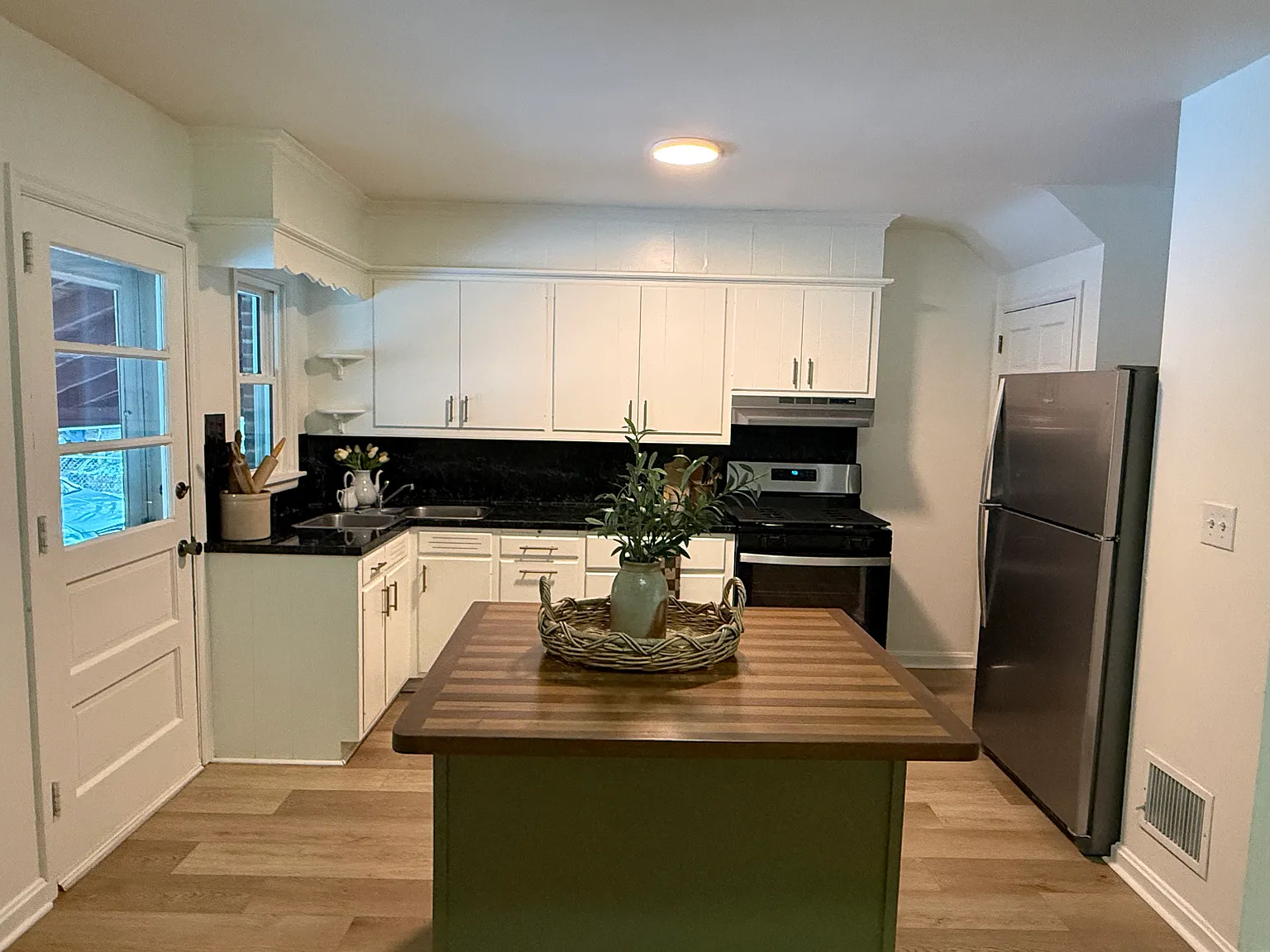 3 bed, 1102 sqft, $1,895 — Photo 2