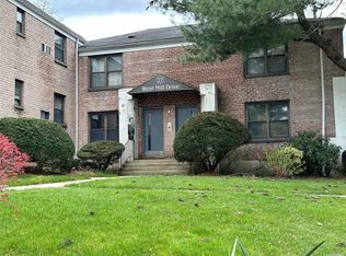 27 W Mill Dr APT 7A, Great Neck, NY 11021