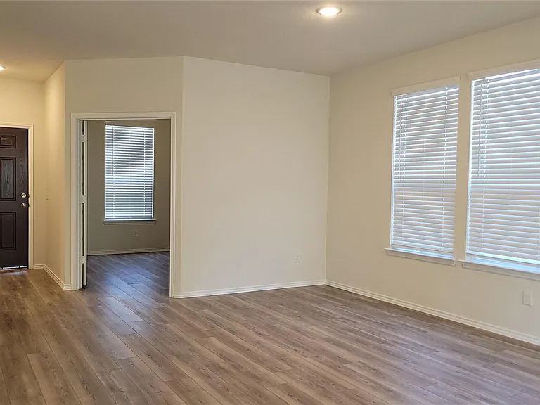 807 Goldenrod Ln — Photo 2