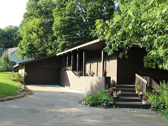 3rd image of 310 Old Mill Trce