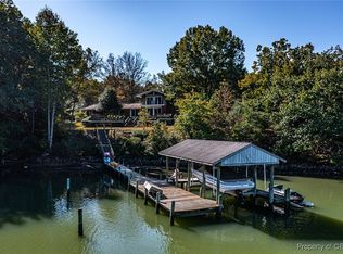 955 Robinson Ln, Topping, VA 23169