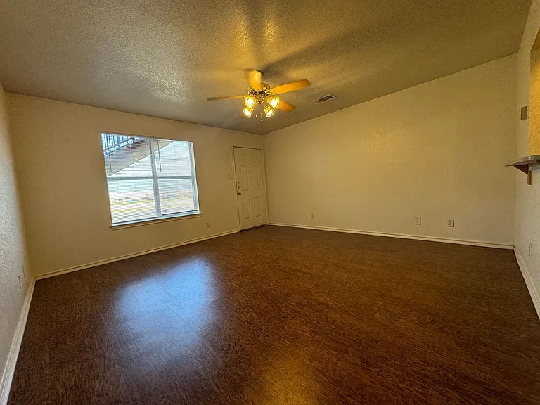 411 E Central TX Expwy — Photo 48