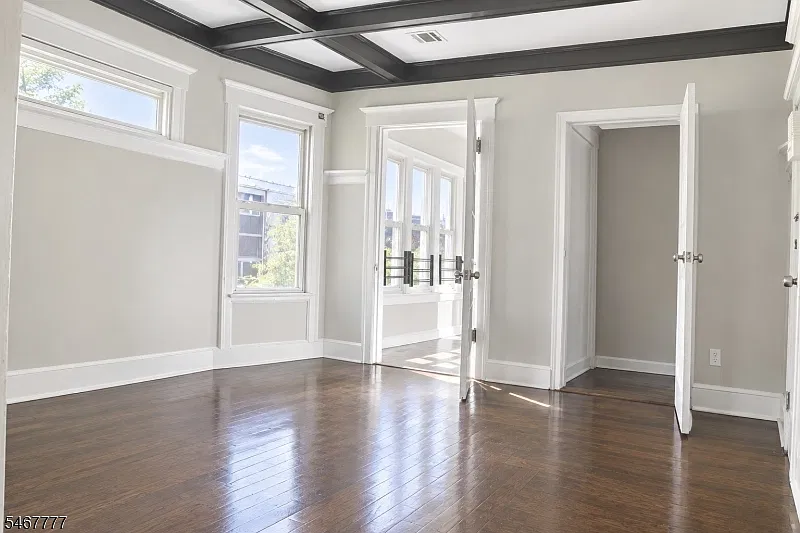 4 bed, 1.0 bath, 1035 sqft, $2,300 — Photo 2