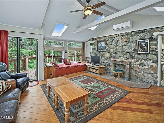 3rd image of 1019 W Canyon Dr