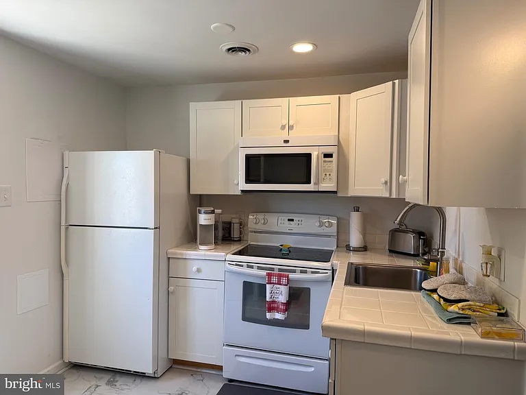 15609 Heth Dr — Photo 3