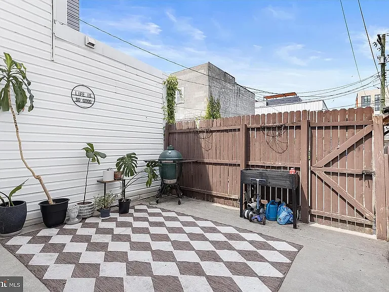 1824 S Charles St — Photo 30