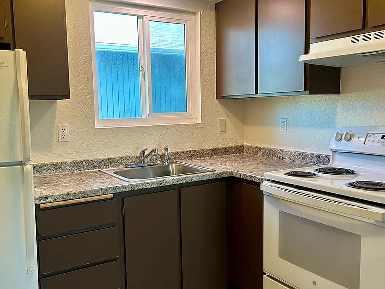 809-875 Plymouth Dr NE — Photo 15