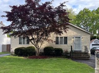 13 Reinhart Ct, Melville, NY 11747