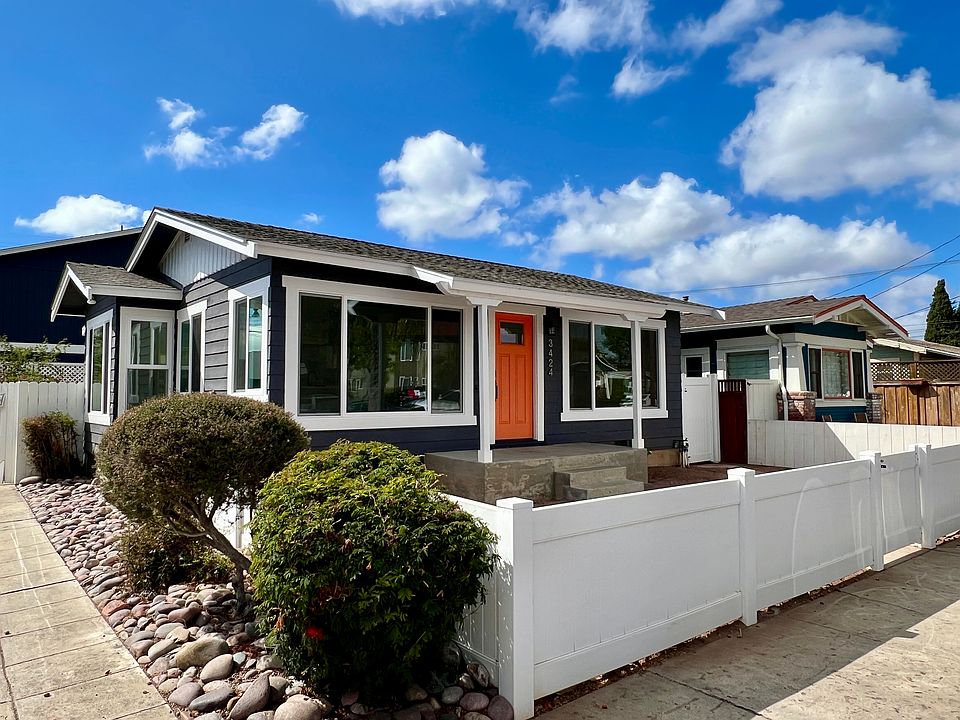 House w/fenced-in front yard, backyard and driveway parking (2 spaces tandem)