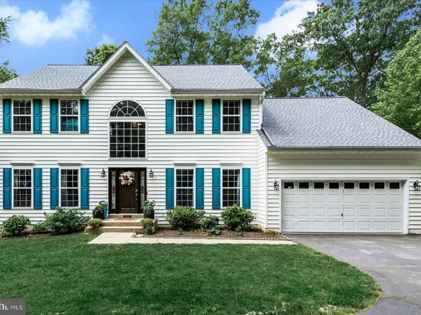 811 Winterberry Dr, Fredericksburg, VA 22405