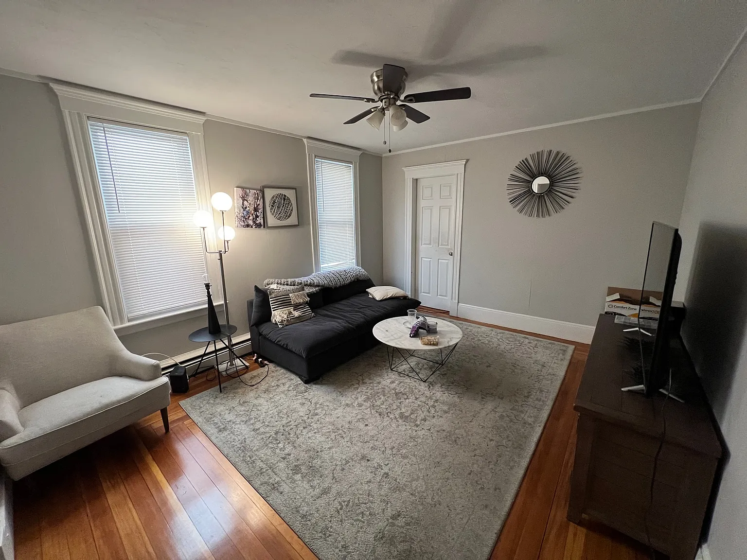 3 bed, 1296 sqft, $3,350 — Photo 2