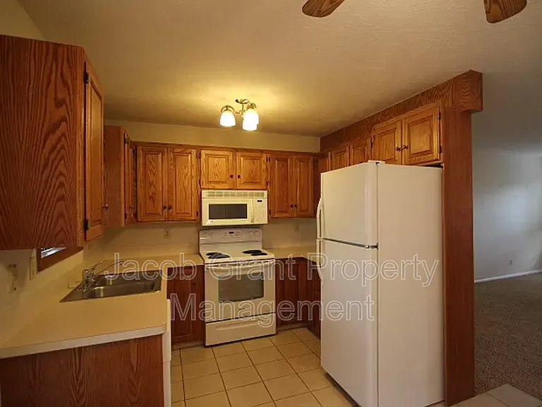 612 John Adams Ct — Photo 2