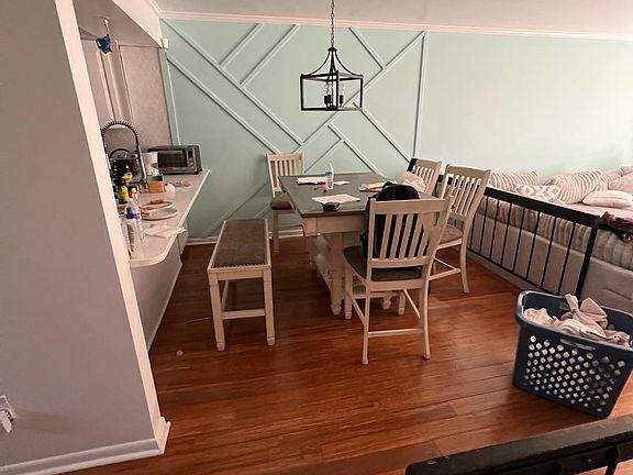 Dining room and living room, mailing of the staircase to the basement. / Comedor y living, reja de escalera que lleva al basement.