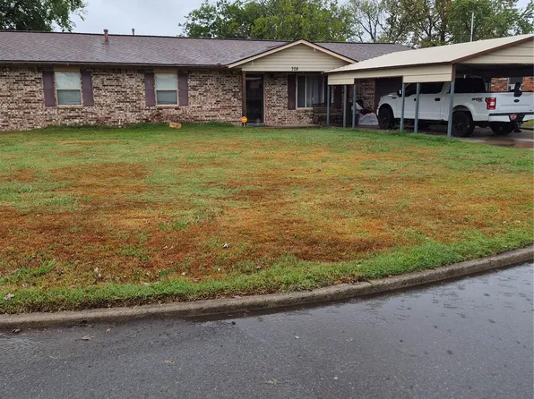 708 SE 3rd St, Checotah, OK 74426